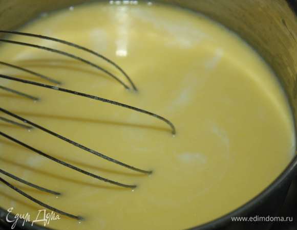 Затем постепенно вливаем молоко (750 мл), тщательно перемешивая (чтобы не было комочков).
