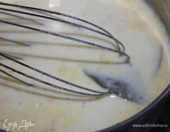 Далее добавим лавровые листья, специи и соль. Перемешиваем и варим в течение 5-ти минут (после закипания).