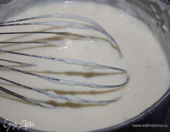 Далее убираем из соуса лавровые листья и вливаем агар-агар (предварительно его залили 150 мл молока для набухания). Хорошо перемешиваем и варим еще 2 минуты (после закипания). По внешнему виду соус напоминает заварной крем.