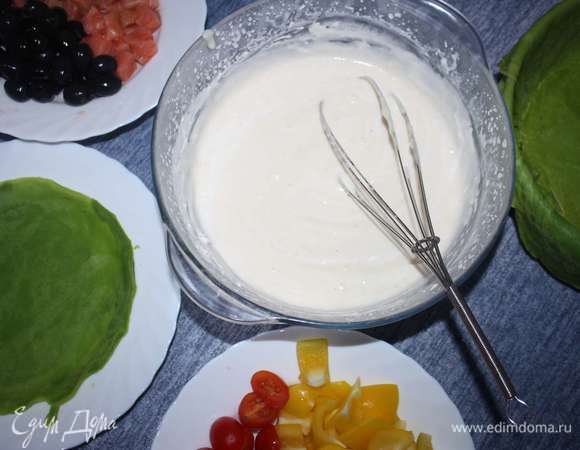 Крем с агар-агаром застывает быстро (при температуре 40°C), поэтому очень важно подготовить все для сборки торта заранее. Теперь окончательно приготовим крем. Необходимо смешать соус бешамель со сливками. Когда соус бешамель немного остынет (примерно до температуры 70°C), добавим в соус немного сливок и перемешаем венчиком. Затем весь соус вольем в сливки и хорошо перемешаем. Крем становится более жидким.