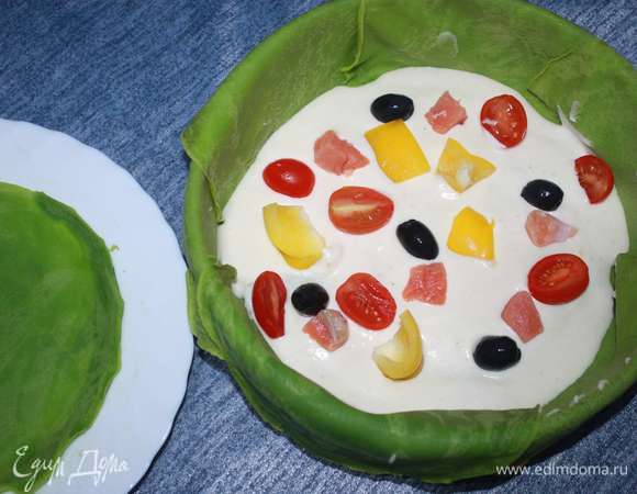 Первым делом на дно вливаем немного крема. Сверху выкладываем немного рыбы, маслин, помидорчиков черри и сладкий перец.