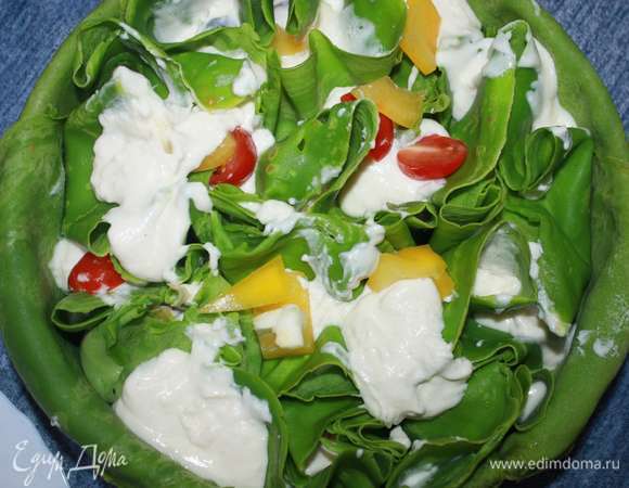 Далее заполняем кремом пустоты между блинами.