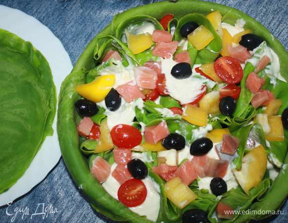 Сверху выкладываем оставшиеся маслины, помидоры, кусочки рыбы и сладкого перца.