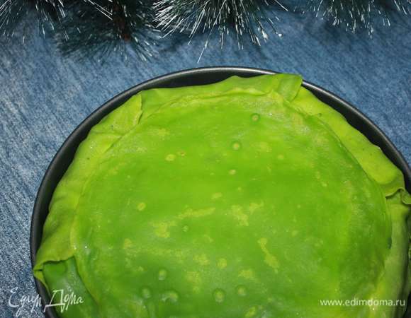 Затем аккуратно закрываем края торта блинчиками. Сверху выкладываем еще один блинчик и закрываем полностью торт. Отправляем торт в холодильник до полного застывания.