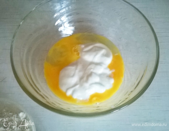 Яйцо смешиваем с солью и размягченным сливочным маслом. Добавляем йогурт. Тщательно перемешиваем.