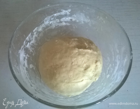 Соединяем муку с разрыхлителем и добавляем ко всем ингредиентам. Замешиваем эластичное тесто. Если оно нагрелось от рук, отправляем минут на 15 в холодильник.