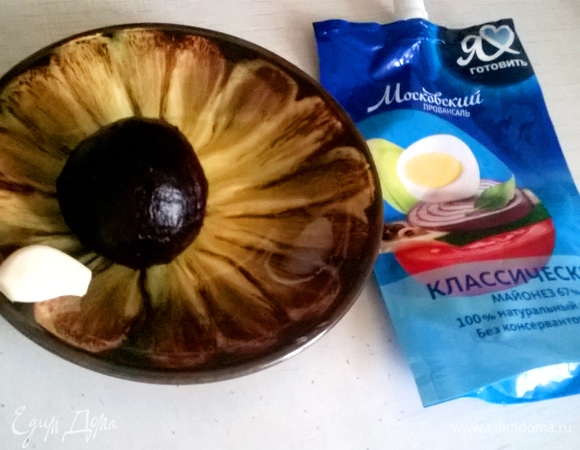 Тем временем готовим начинку. Трем на мелкой терке вареную свеклу и чеснок. Соединяем все с майонезом ТМ «Московский провансаль».