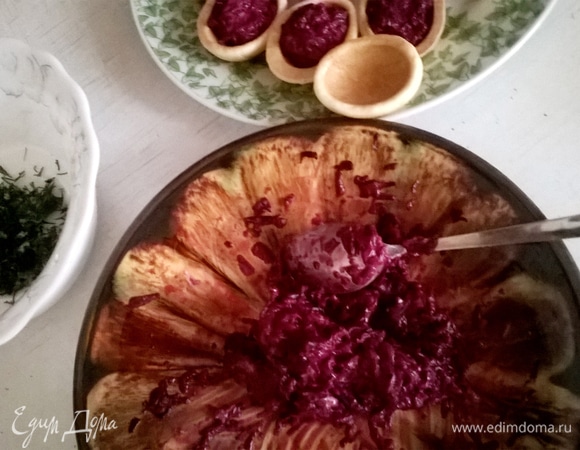 Остывшие скорлупки начиняем полученной овощной массой и украшаем нарезанным укропом.