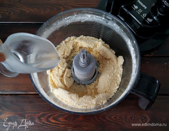 Теперь наливаем ледяную воду и снова включаем блендер. Если делаете в кухонной машине, то по-прежнему у вас насадка весло и небольшая скорость.