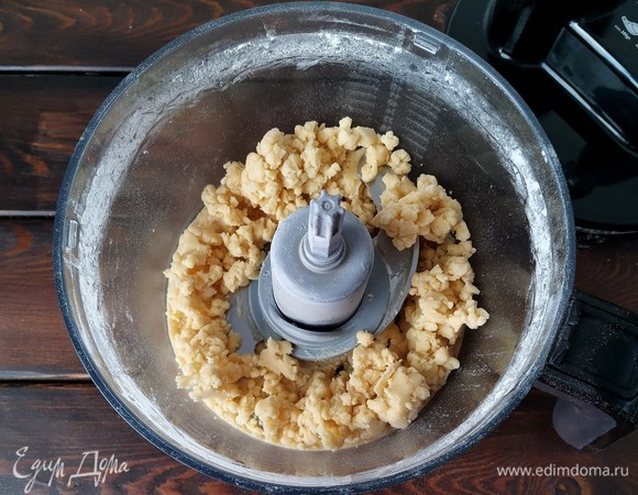 Перемешиваем до образования вот таких крупных комочков теста.