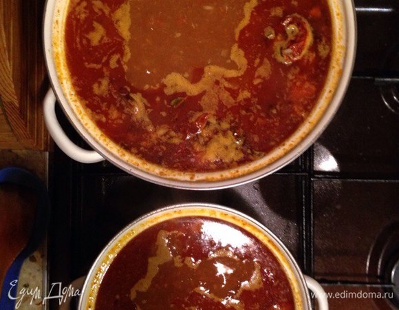 Когда поджарка готова, аккуратно высыпаю ее в кастрюлю с бараньим бульоном. Добавляю туда же стопочку водки для остроты, мелко нарезанные кусочки свинины, курицы, баранины, немного картошки и в конце засыпаю промытый рис. Варим все это около 30 минут, выключаем газ и оставляем настояться на 2–3 часа. Рекомендую подавать к столу с лавашом, зеленым луком, немного сметанки. Так же я варю домашнее пиво и, естественно, подношу его гостям с харчо. Приятного аппетита!