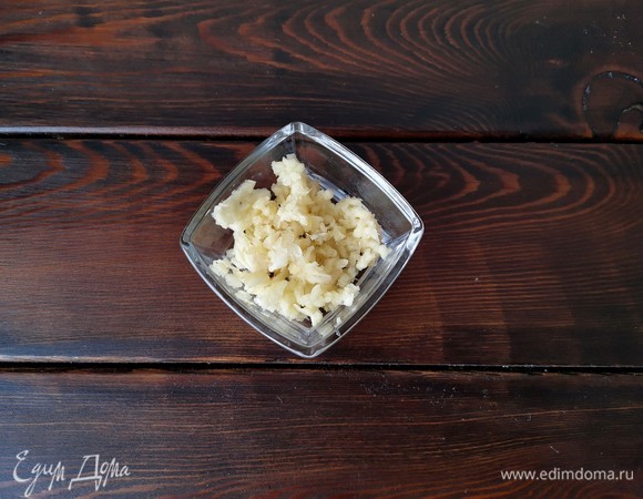 Чеснок выдавливаем через пресс.