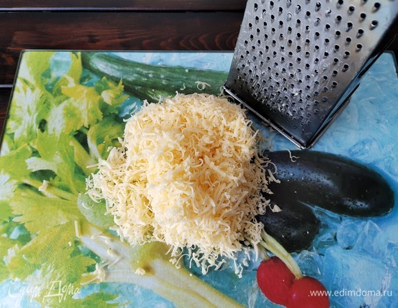 Сыр натираем на мелкой терке. А с помощью насадки кухонный комбайн для кухонной машины Kenwood KVC7300S это можно сделать гораздо быстрее и проще! Отставляем сыр пока в сторону, накрыв пленкой, чтобы не обветрился.