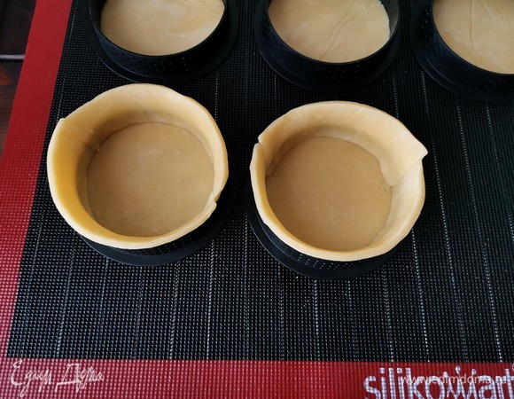 Тех полосок, которые я нарезала, хватило на 2 формы. Аккуратно и быстро формируем бортики и убираем снова в холодильник.