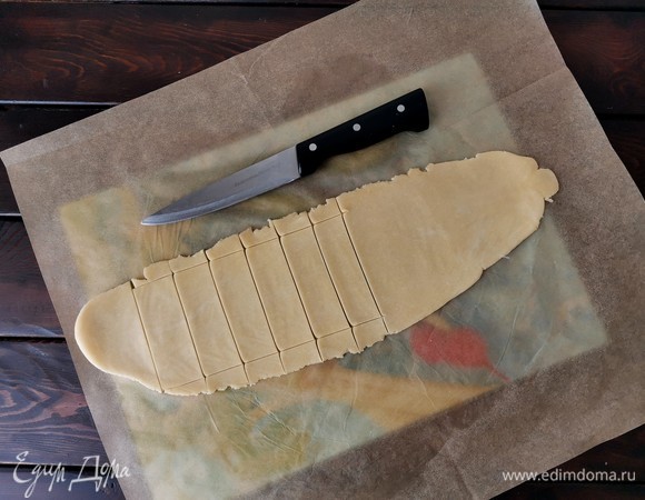 Оставшееся тесто снова раскатываем, нарезаем полоски для бортиков тартов и убираем в морозильник на 5 минут.