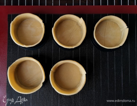 Теперь делаем бортики для трех оставшихся тартов и убираем в морозильную камеру на 10 минут, чтобы тесто застыло и можно было обрезать бортики, чтобы они стали ровными.