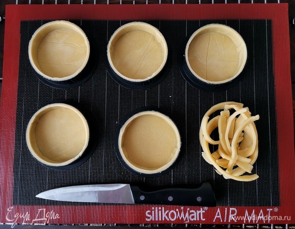 Через 10 минут можно ножом обрезать лишнее с бортиков. После этого ставим наши заготовки до полной заморозки — на минут 30–40.