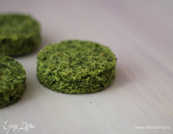 У бисквитного коржа срезать верхушку и донышко, чтобы они не портили яркий зеленый цвет бисквита. Формочкой или стаканом вырезать кружочки. Диаметр определяете самостоятельно, это будущее основание елочки.