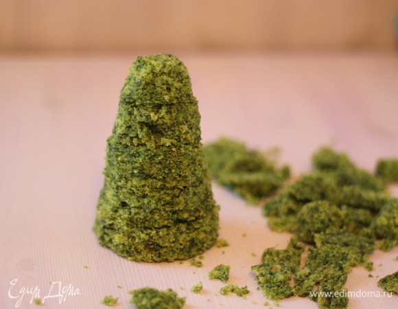 С помощью ножа вырезаем из пирамидки кружков конус. Ничего, если он будет немножко неровный или с зазубринками, потом подровняем кремом.