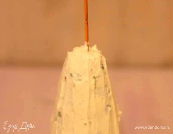 Готовим крем. Вы можете использовать любой другой рецепт вашего любимого крема, главное, чтобы он был не жидким и держал форму. У меня крем масляный на основе швейцарской меренги. Готовим так: отделяем белки, добавляем сахар, ставим емкость на водяную баню. Обязательное условие, чтобы емкость с кремом не касалась воды. Помешиваем венчиком, чтобы белки не свернулись, смесь посветлеет и увеличится в объеме. Как только температура смеси достигнет 60–62°C, снимаем с водяной бани и продолжаем взбивать миксером до густой пены. Добавляем сливочное масло комнатной температуры маленькими кусочками постепенно, чтобы в креме не было комочков. Добавляем ванилин. Остужаем крем. Собираем елочку. Промазываем каждый слой кремом. Я еще добавила несколько ягод брусники и вяленой вишни для кислинки. Обмазываем елочку снаружи. Чтобы было удобнее держать, я воткнула в макушку деревянную шпажку.