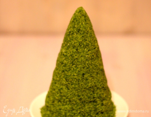 Кусочки бисквита, оставшиеся после обрезки, мелко измельчить и обсыпать елочку. Можно помогать себе ложкой или лопаткой, как бы прихлопывая крошки. Готовое пирожное убрать в холодильник на 20 минут.