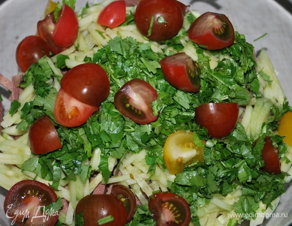 Свежую зелень кинзы и помидоры черри нарезать. Добавить классический майонез ТМ «Московский провансаль». Отрегулировать соль и перец. Перемешать.