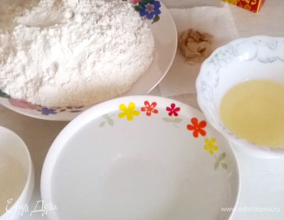 Готовим ингредиенты для дрожжевого безопарного теста и замешиваем его обычным образом. Я для этого использую хлебопечь.