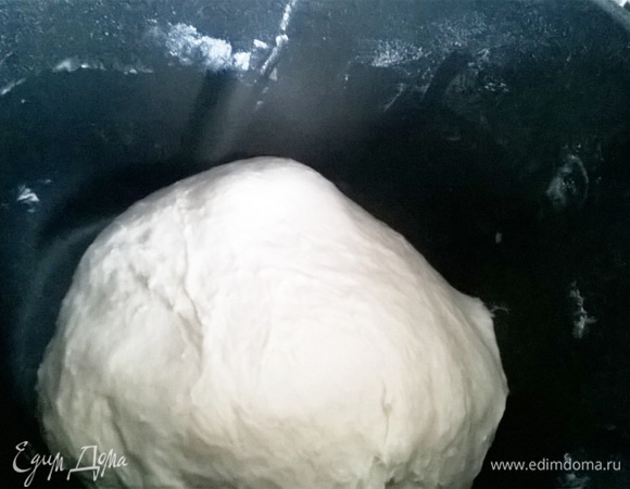 После того как получили колобок необходимой плотности, оставляем тесто подходить 2 раза. После первого не забудем обмять.