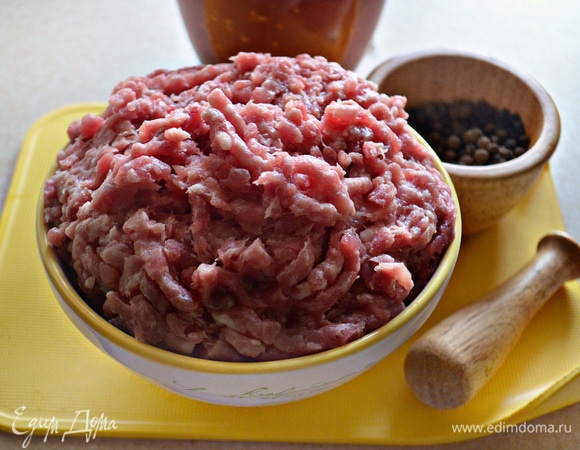 Подготовьте мясной фарш. Я использовала смесь свинины с говядиной — это наилучшее сочетание для лазаньи болоньезе.