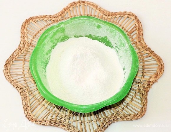 Смешать в миске муку и разрыхлитель, просеять 2 раза.