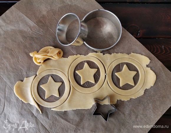 Из остатков теста я сделала вот такие украшения для тартов. Их тоже необходимо убрать в морозильную камеру. Включаем духовку разогреваться до 170°C.