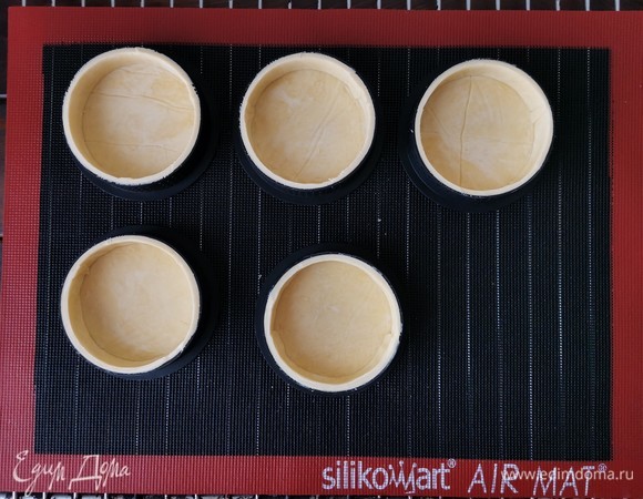 Полностью замороженные тарты отправляем на 5 минут в духовой шкаф.