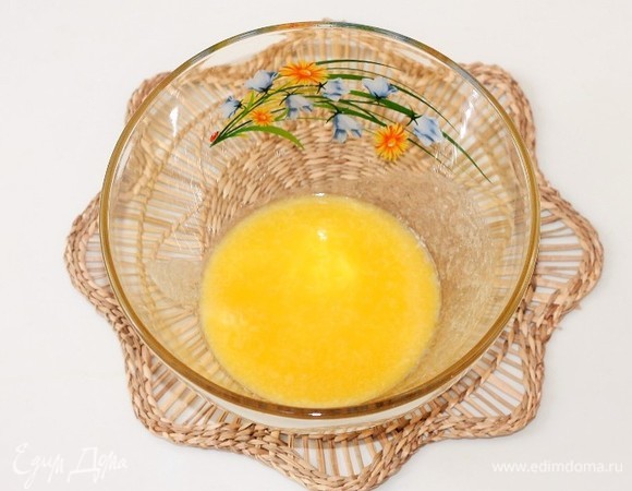 Растопить сливочное масло в микроволновке.