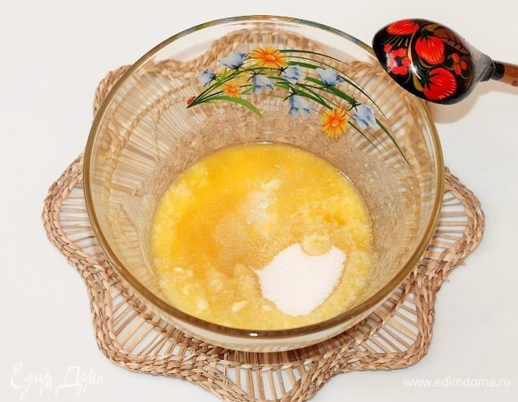 Добавить к маслу сахар и перемешать.