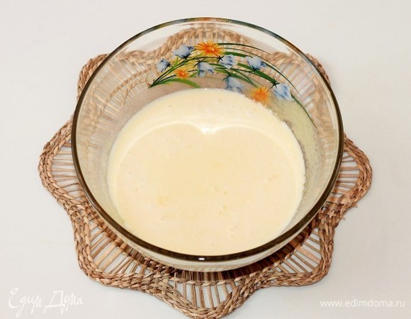 В желтковую смесь добавить молоко и перемешать.