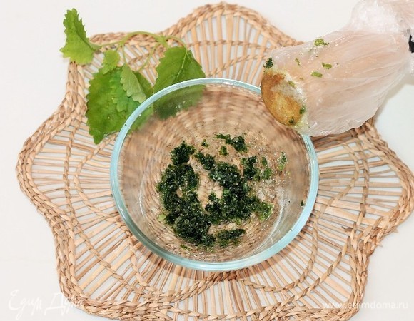 Мяту мелко нарезать и растереть с сахаром (1 ч. л.) до выделения аромата и сока.