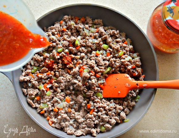 Обжаривайте фарш в течение 10 минут, постоянно разминая во избежание образования комочков. Затем постепенно влейте томатный соус, посолите, поперчите и добавьте сухие прованские травы. Тушите на медленном огне в течение 40 минут. Во время тушения сковороду необходимо накрыть крышкой, чтобы жидкость не выпарилась. Итальянцы считают, что соус лучше тушить гораздо дольше по времени, 1,5 часа, при этом он обещает быть более насыщенным и ароматным. Но это не предел, итальянские бабушки готовят и 6–8 часов, утверждая, что от этого рагу становится гораздо вкуснее. Поэтому, если время располагает, то лучше готовить рагу подольше.