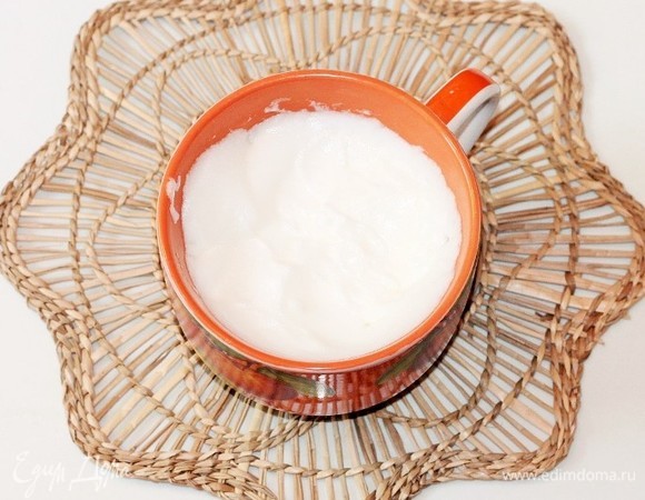 Охлажденные белки со щепоткой соли взбить миксером до мягких пиков.