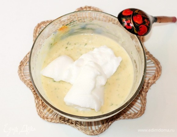 Небольшими порциями ввести белки в мучную смесь.