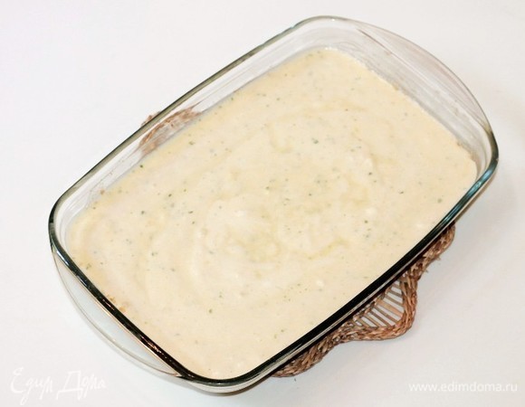 Форму для выпечки смазать сливочным маслом и обсыпать панировочными сухарями. У меня вместо сухарей — тертое печенье. Перелить тесто в форму для выпечки и отправить в предварительно разогретую до 170°C духовку.