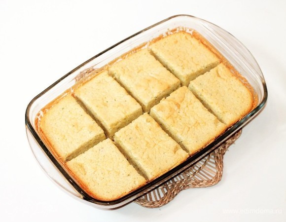 Через 45 минут переключаем температуру на 180°C и допекаем пирог до золотистой корочки минут 15. Приготовленную выпечку слегка остудить и нарезать.