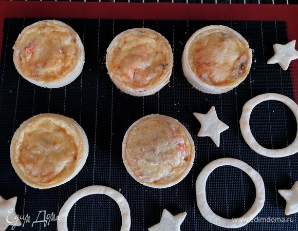 Через 25 минут достаем тарты, аккуратно снимаем перфорированные кольца и возвращаем в духовку на 5–7 минут, чтобы бортики тартов подрумянились.