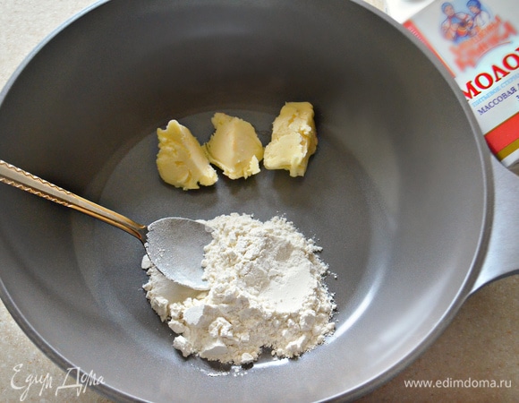 Далее займемся приготовлением соуса бешамель. В отдельной сковороде растопить сливочное масло, добавить и слегка обжарить муку (3 ст. л. с горкой) до образования кремового цвета.