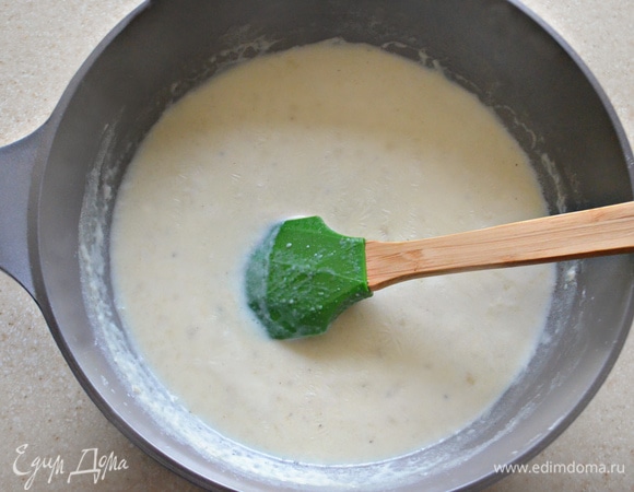 Постепенно влить молоко, быстро перемешать соус до образования однородной массы. Посолить, поперчить, приправить мускатным орехом. Готовить до загустения, непрерывно помешивая соус.