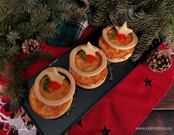 Готовые закусочные тарты украшаем красной икрой и петрушкой, а также вырезками из теста.