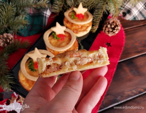 Подаем тарты горячими! Их можно спокойно разрезать пополам, на три или четыре части, начинка стабильная и никуда не денется. Вкусные ароматные креветки, нежный соус, песочное тесто... Идеально! Затраченное время того стоит!