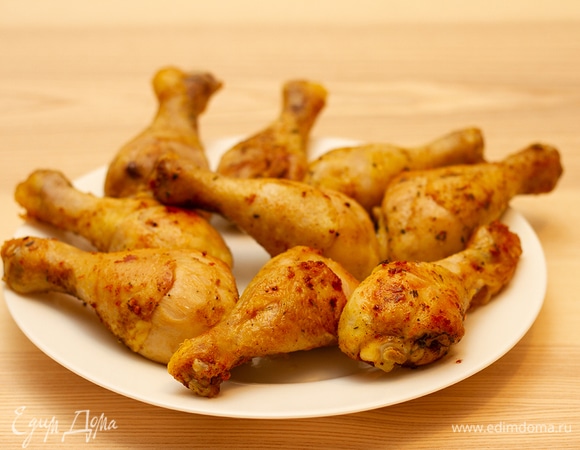 Куриные голени посолить, поперчить, добавить специи по вкусу. Обжарить на растительном масле до золотистой корочки.