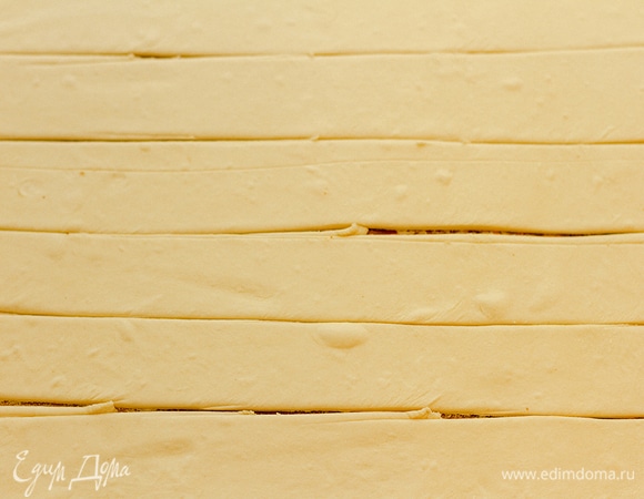 Раскатать пласт теста и нарезать на 9 длинных полосок.