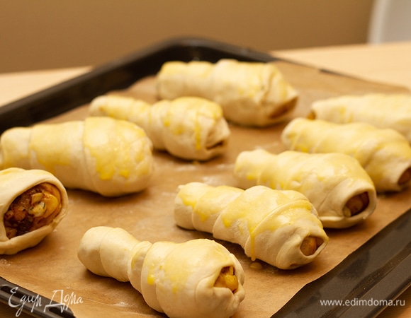 Каждую голень завернуть полоской теста по спирали с небольшим нахлестом друг на друга.