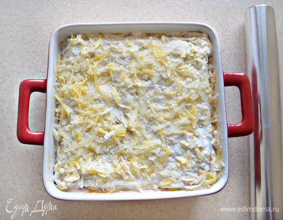 Затем снова кладем слой листов лазаньи и, полив обоими соусами, посыпаем сыром. Так постепенно кладем все листы лазаньи и, полив соусом бешамель, посыпаем сыром. Форму накрываем фольгой (сделайте несколько отверстий для выхода лишнего пара), запекайте в духовке в течение 1 часа при 180°C. Затем снимите фольгу и запекайте еще 15–20 минут при 200°C.